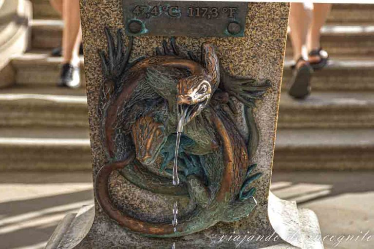 Una de las fuentes termales de Karlovy Vary. El grifo tiene forma de cabeza de serpiente.