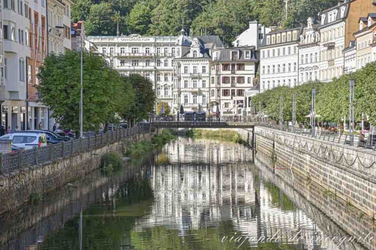 Vista del Grand Hotel Pupp reflejado en el agua.