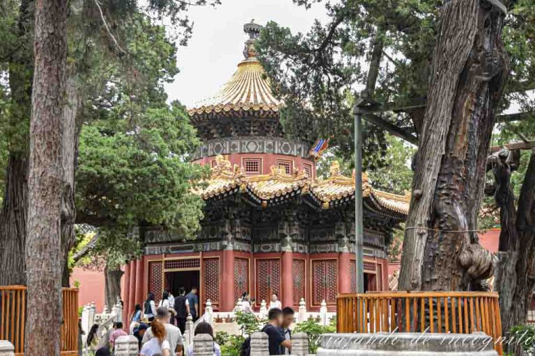 Varias personas entrando en uno de los pabellones del jardín Imperial de la Ciudad Prohibida.
