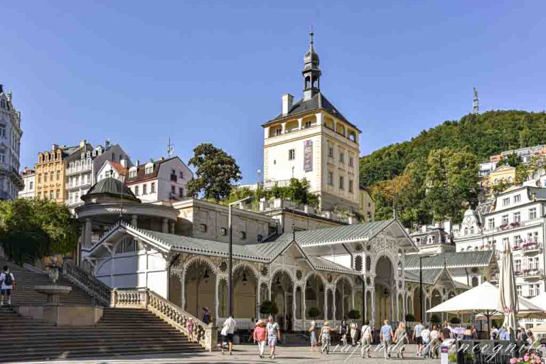 Castillo de Karlovy Vary sobre la columnata.