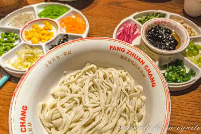 Plato de fideos Zha jiang Mian de Pekín