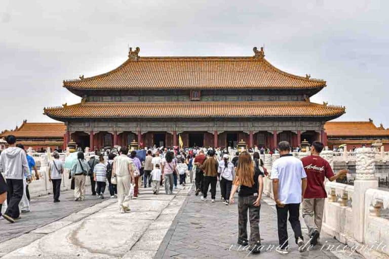 Mucha gente camina hacia la entrada del Palacio de la Pureza Celestial en la Ciudad Prohibida