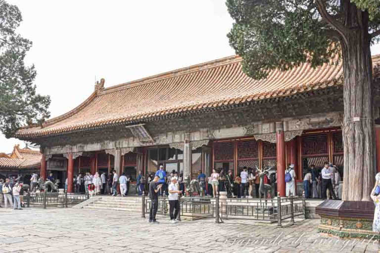 Varias personas visitan uno de los Seis Palacios del Oeste en la Ciudad Prohibida