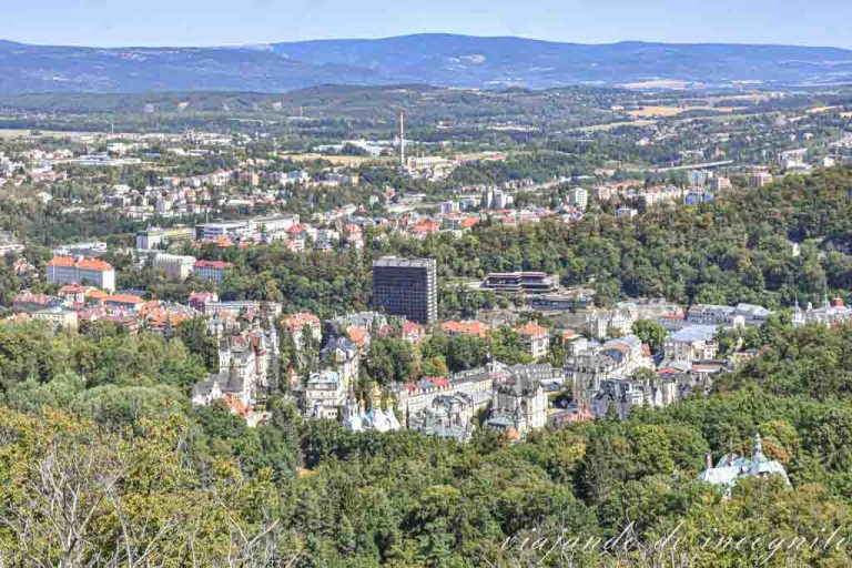 Vistas de Karlovy Vary desde la torre de Diana un día de primeros de agosto.