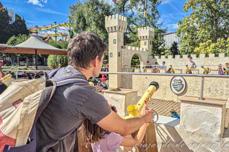 Un padre y una hija juegan en el castillo de Schwaben Park a disparar pelotas.