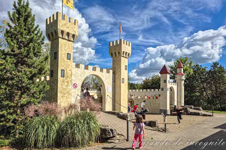 Una niña corre al castillo que hay en Schwaben Park