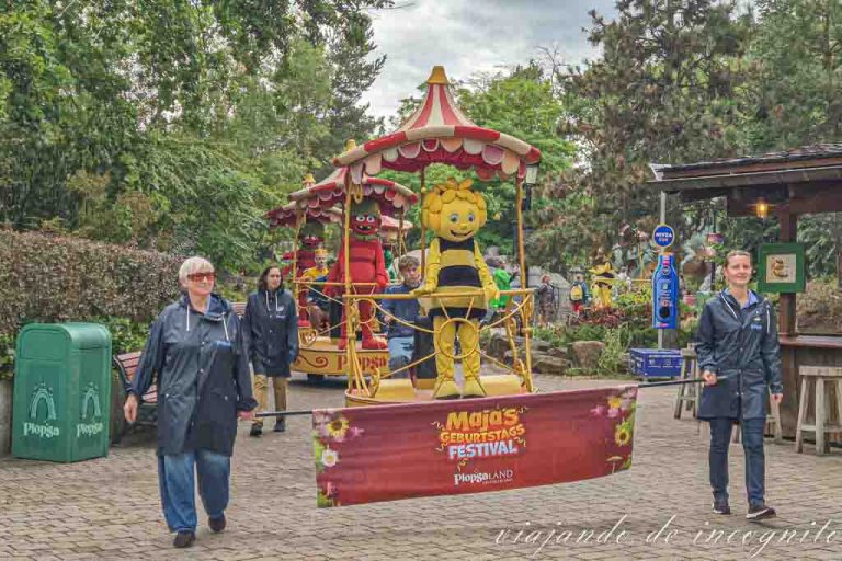 Desfile por el 50 cumpleaños de la Abeja Maya en Plopsaland, Alemania
