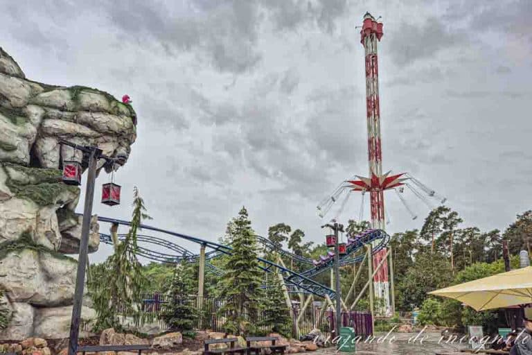 El faro de Plopsaland. En primer plano se ve la montaña rusa 100% Wolf.