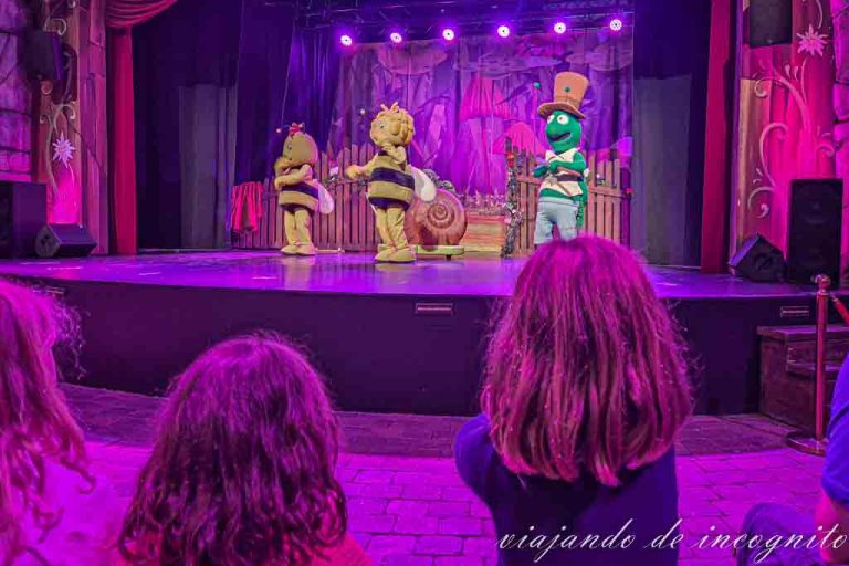 Tres niñas ven el espectáculo de la Abeja Maya en Plopsaland.