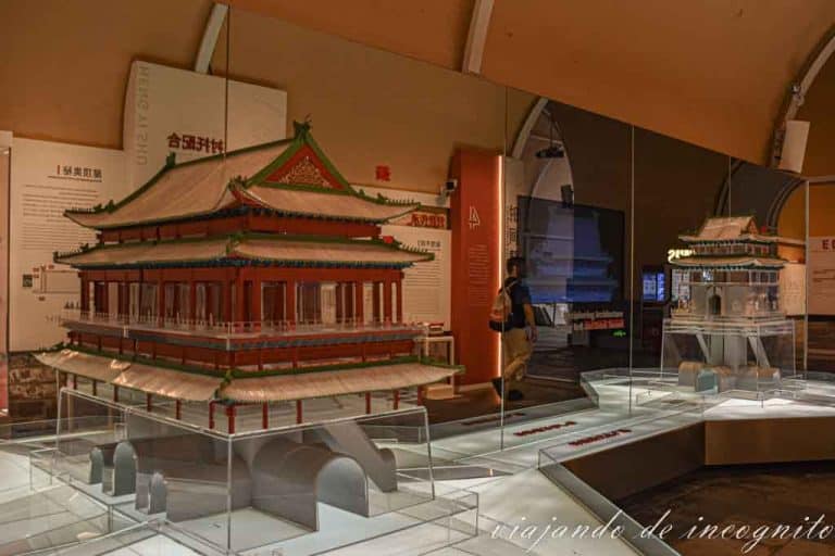 Una de las salas de la exposición en la Torre del Tambor de Pekín donde se ven las maquetas de ambas torres.