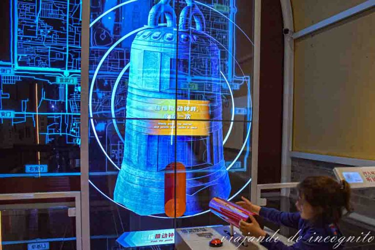 Una niña juega con uno de los juegos interactivos de la exhibición de la Torre del Tambor en Pekín.