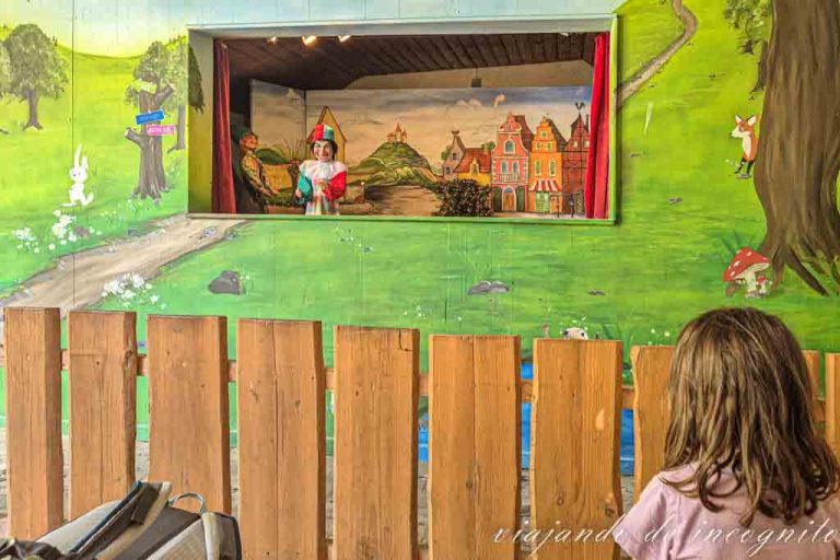 Una niña ve un teatro de Kasper en Schwaben Park