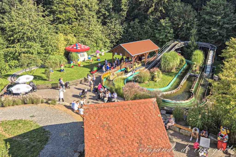 Vista desde arriba de Krokosplash y kindereisenbahn