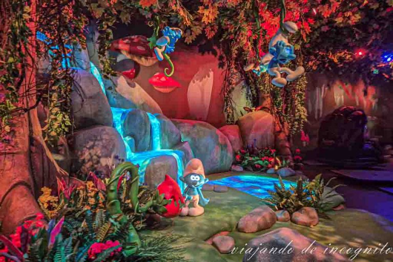 Una escena de la Dark Ride de los Pitufos en Plopsaland.