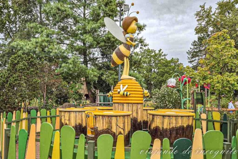 Atracción de Bee Whirl en Plopsaland, Alemania