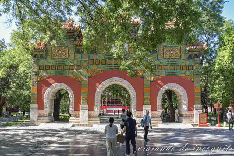 Arco conmemorativo en el patio del museo del Colegio Imperial.