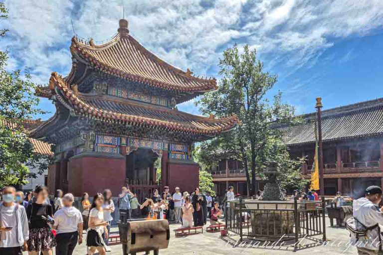 Varias personas s eencuentran junto al Pabellón de la Estela en Cuatro Idiomas en el templo de los Lamas.