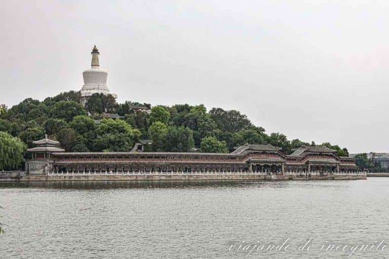 Lago Beihai. Vistas a la isla en medio del lago con la estupa sobre ella.