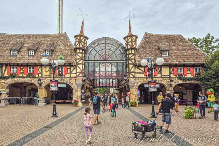 Varias personas entran en al parque Plopsaland a la mañana