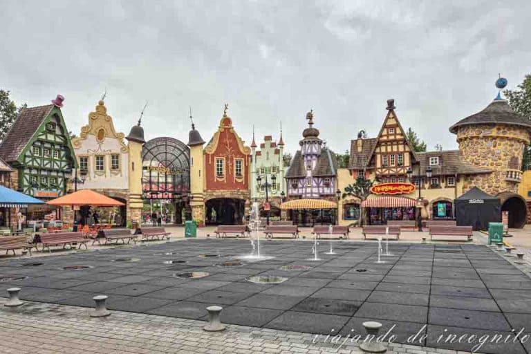 Plaza principal de Plopsaland nada más abrir el parque.