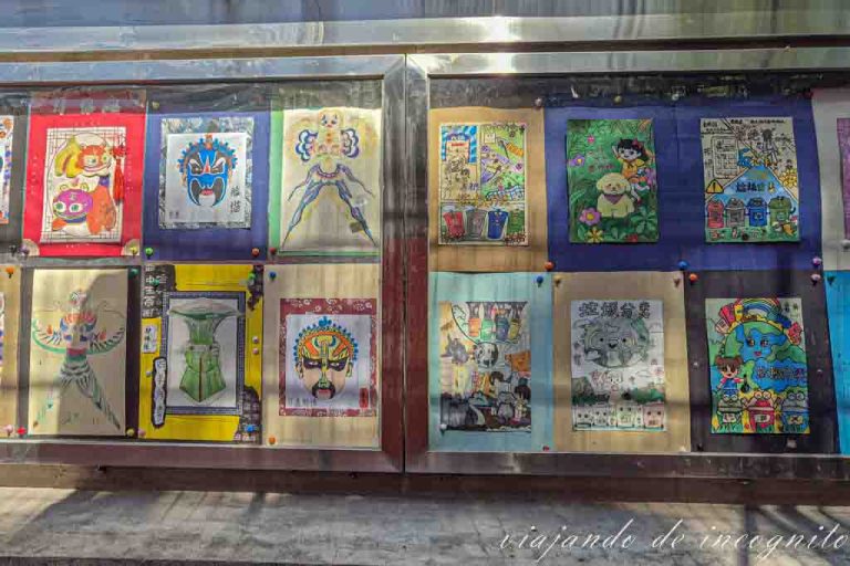 Dibujos hechos por niños en un panel cerca del templo de Confucio.