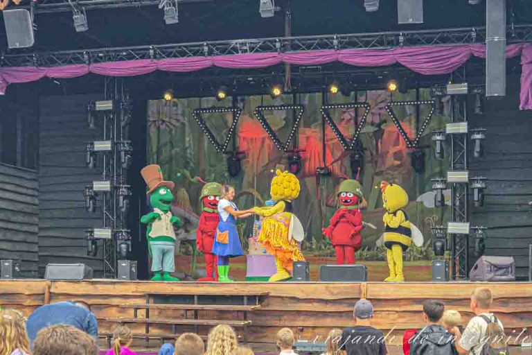 Varios personajes de la abeja Maya participan en un espectáculo en el escenario principal del parque Plopsaland.