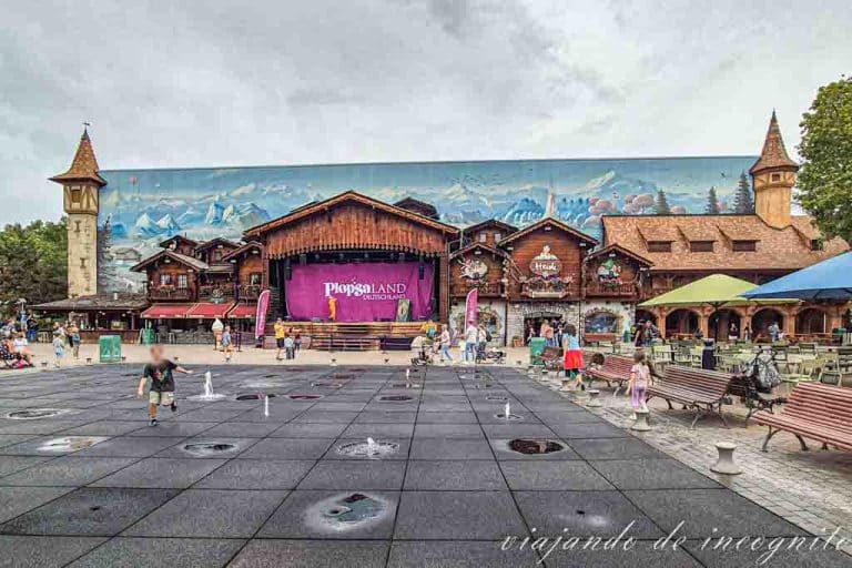 Plaza Principal de Plopsaland con el escenario principal.