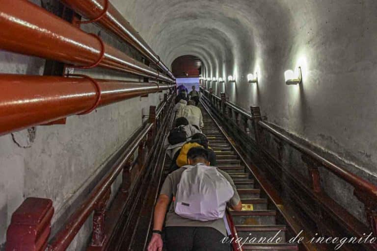 Varias personas suben por las empinadas escaleras de la torre del Tambor de Pekín.