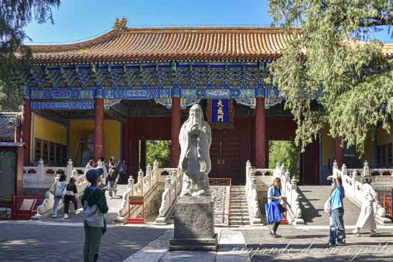 Varias personas se encuentran en la entrada al templo de Confucio de Pekín