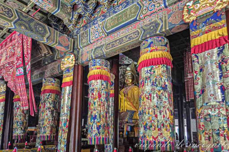 Interior de la Sala de la Rueda del Rey con la imagen de Tsongkhapa.