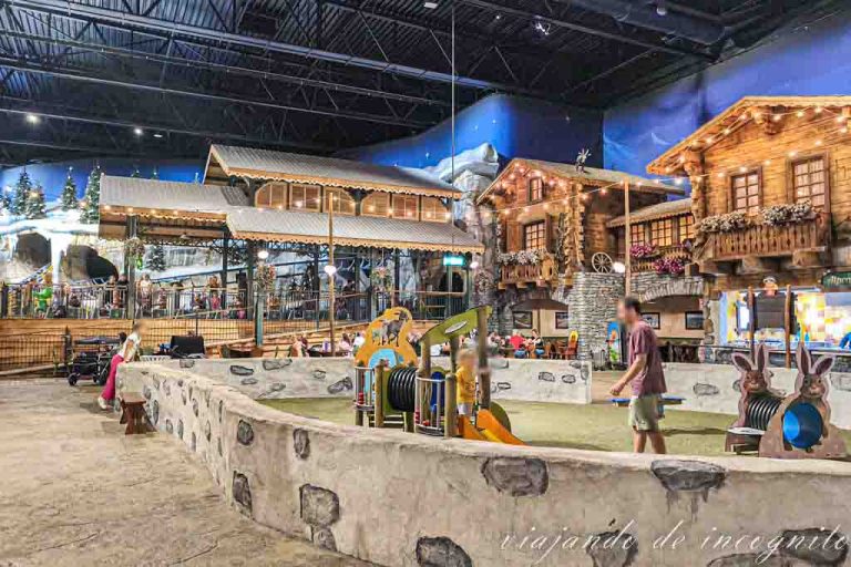 Zona Cubierta de Plopsaland donde se ve al fondo la montaña rusa de Tabaluga y unos columpios en primer plano.