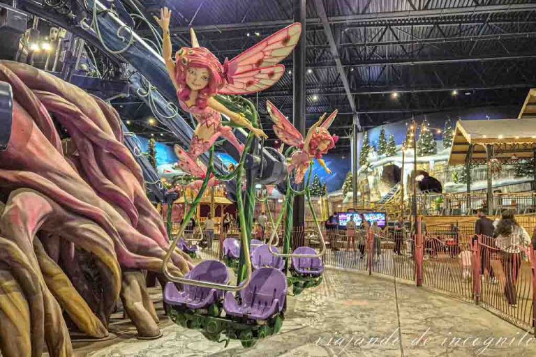 Atracción del vuelo de la elfa Mia en la zona cubierta de Plopsaland, Alemania.