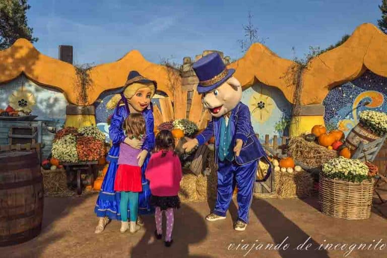 Dos niñas abrazan a Toos Toverland y Morrel.