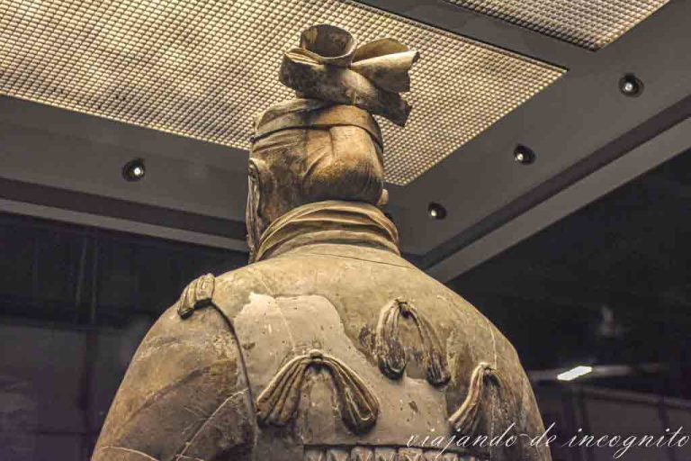 Detalle de la espalda de uno de los soldado de terracota. Este se encuentra en una vitrina de la Fosa 2.