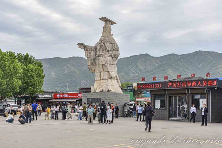 Estatua del emperador Qin Shi Huang en la entrada norte de los Guerreros de Terracota de Xian.