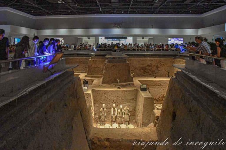Figuras de caballos y de los que los conducen en el Foso 3 de los Guerreros de Terracota.