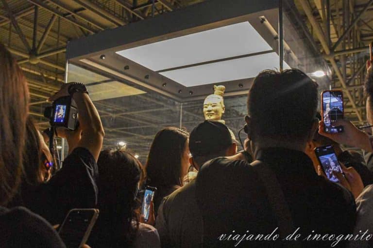 Mucha gente saca foto a un guerrero en una vitrina del Foso 2.