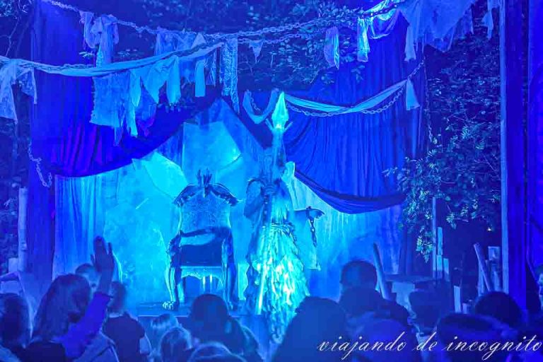 Morgana está en su trono durante la Halloween Nights en Toverland. Todo está iluminado con una luz azul.