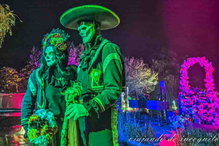 Dos Catrinas posan en la Scare Zone de la Fiesta de los Muertos de Toverland.