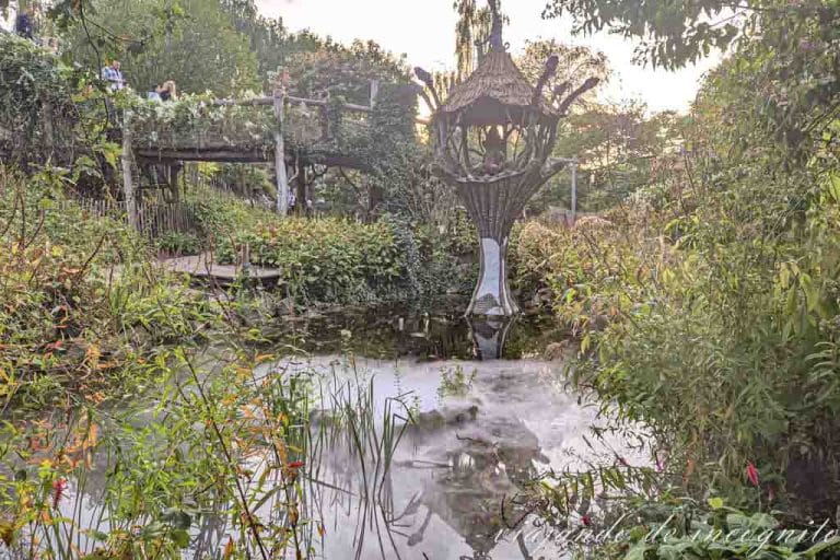 Una zona del área de Magische Valley de Toverland. SE ve una pequeña charca donde hay una especie de casa de un duende.