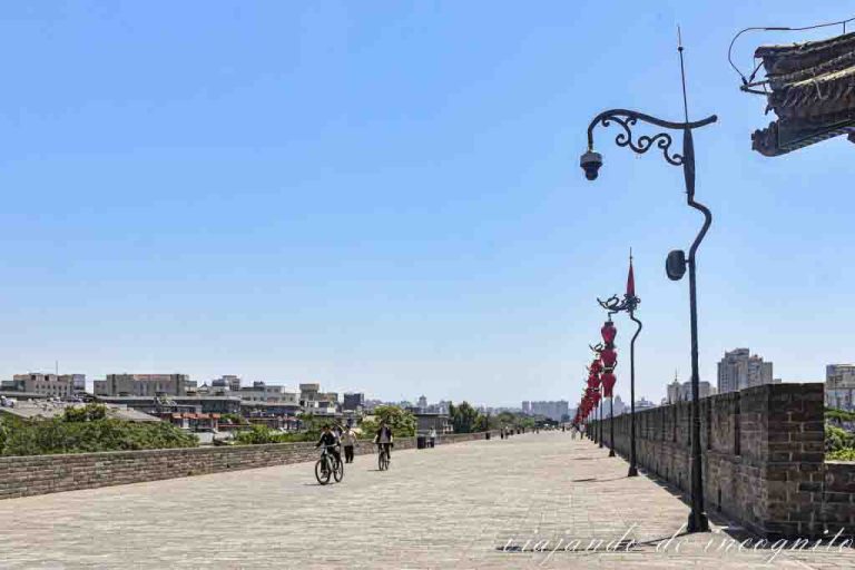 Un par de ciclistas recorren la Muralla de Xian.