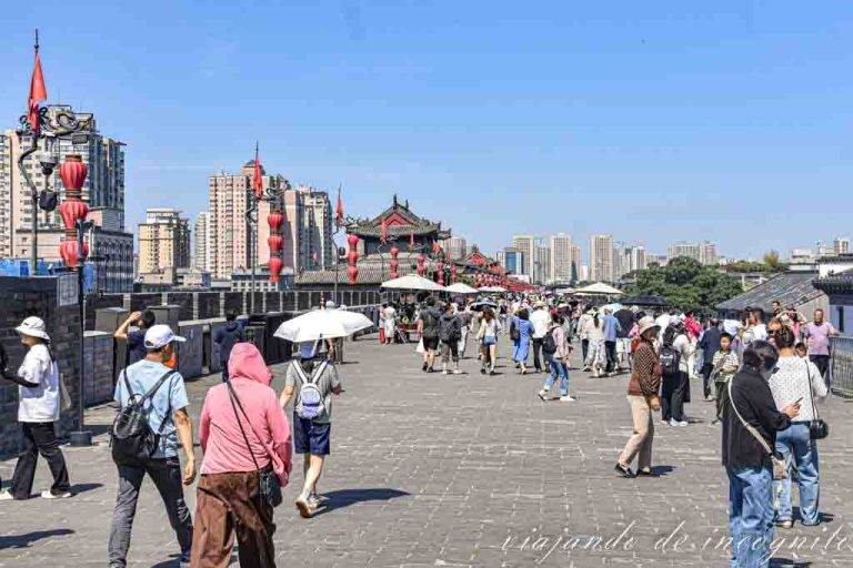 Mucha gente pasea por la Muralla de Xian a la mañana.