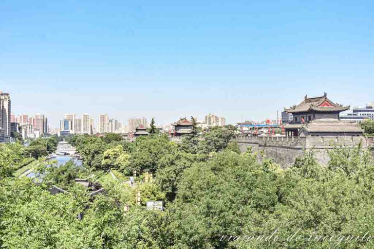 Vista del cinturón verde y el foso que rodea la Muralla de Xian