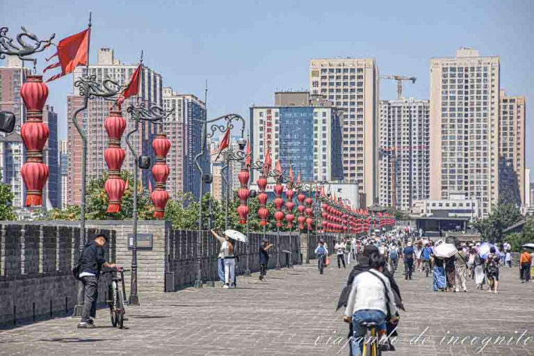 Gente recorre la muralla de Xian caminando o en bicicleta