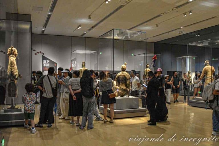 Varias personas visitan el museo de los Guerreros de Terracota.