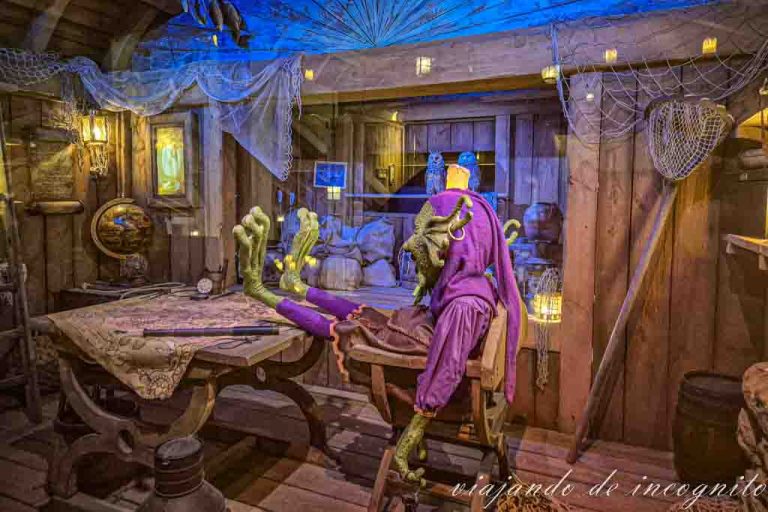 Una figura de un duende decora la zona de espera de la atracción Martin Quest en Toverland.