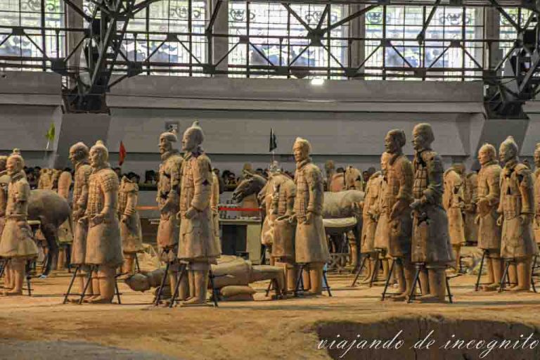 Un grupo de soldados de terracota en la parte final de la Fosa 1.