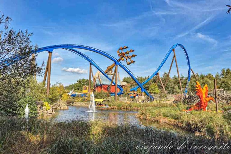 Imagen del reino de Avalon en Toverland. Se ve a Pixarus en funcionamiento.