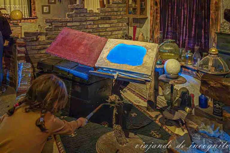 Una niña juega con su varita en Villa Toverhoed.