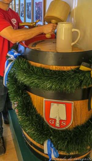 Barril de cerveza con jarra y maza para abrir en el Museo de la cerveza y de la Oktoberfest
